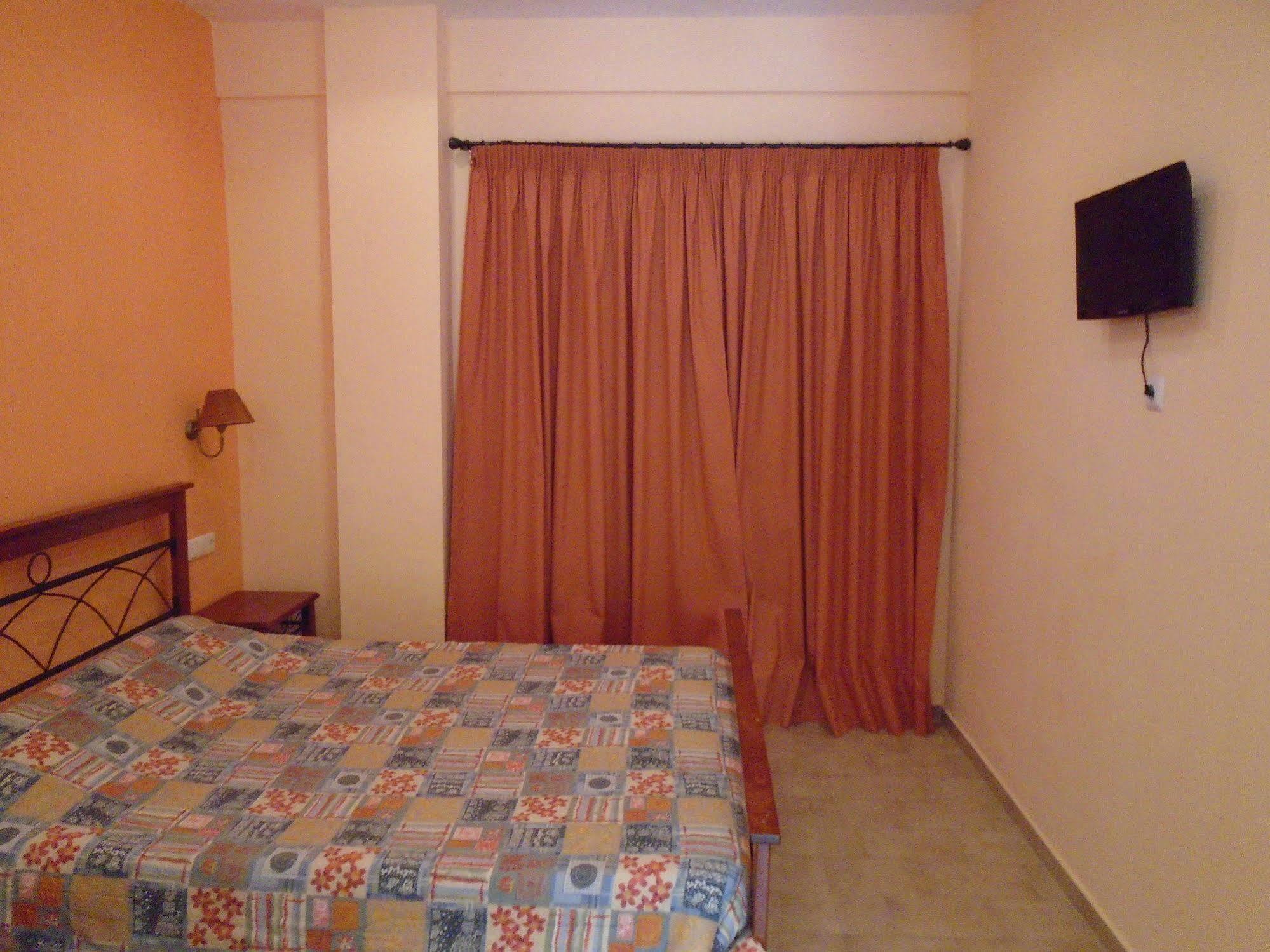 Adonis Beach Hotel Ираклио Екстериор снимка